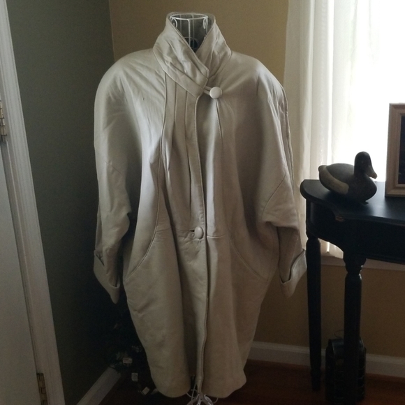 Jackets & Blazers - CLASSIC SOPHISTICATION ❣️Beautiful oatmeal leather coat